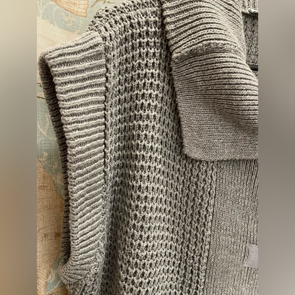 Samantha’s Style Shop Women’s Gray Lg Knit Crochet Oversized Sleeveless Collared - Picture 9 of 9